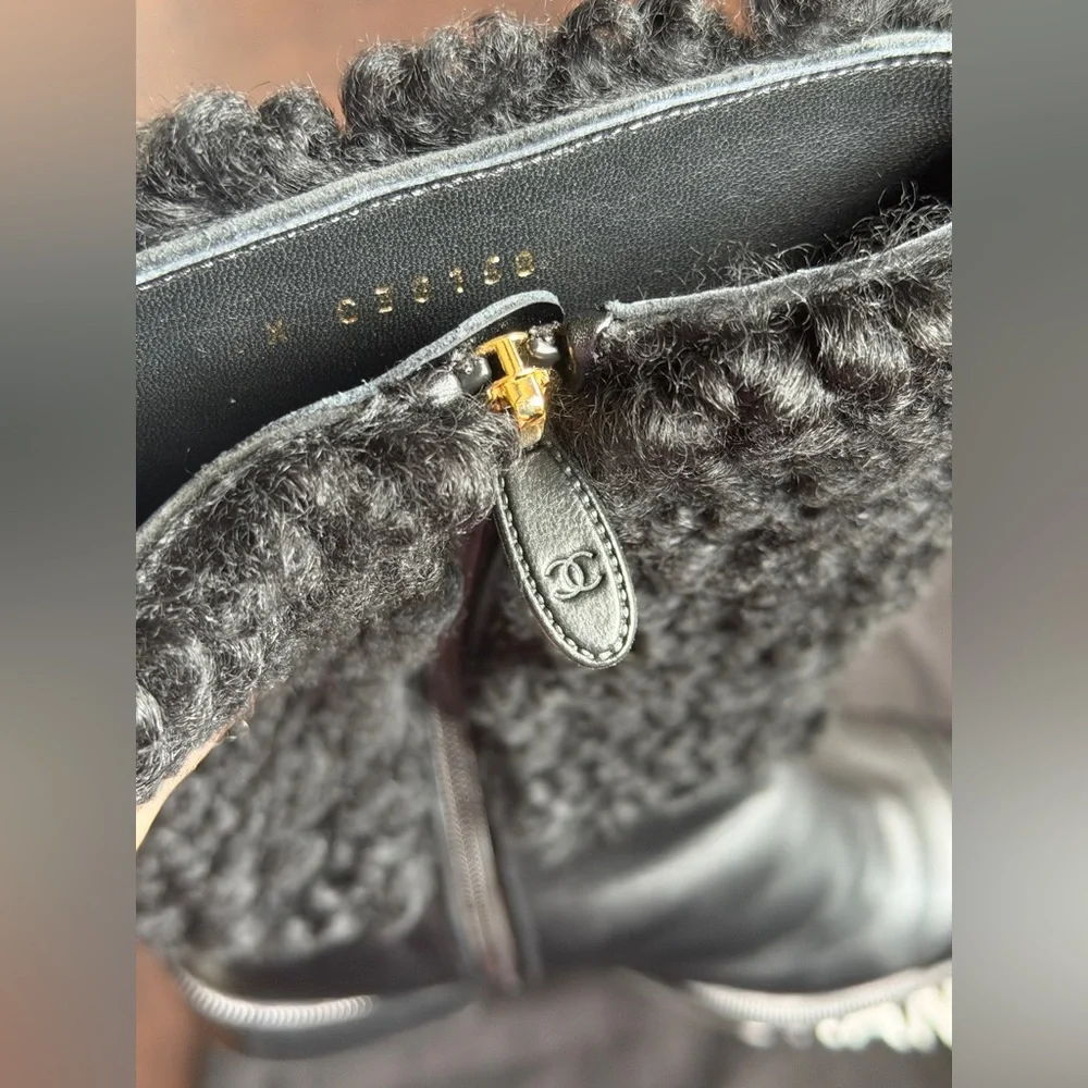 🖤CHANEL🖤Shearling Fur 'CC' Leather Logo Biker Boots
